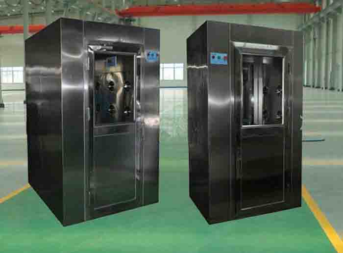 風(fēng)淋室是操作人員進(jìn)入潔凈室時(shí)使用的人身凈化裝置